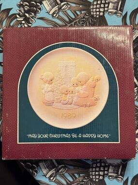 1989 Collectible Plate with Pastel Design